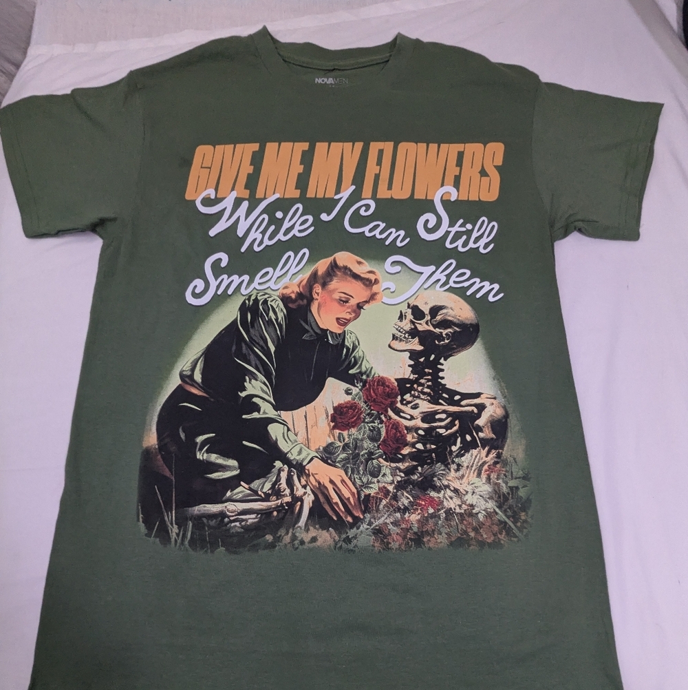 Nova Men NWOT Tee Give Me My Flowers While I Can Still Smell Them Medium